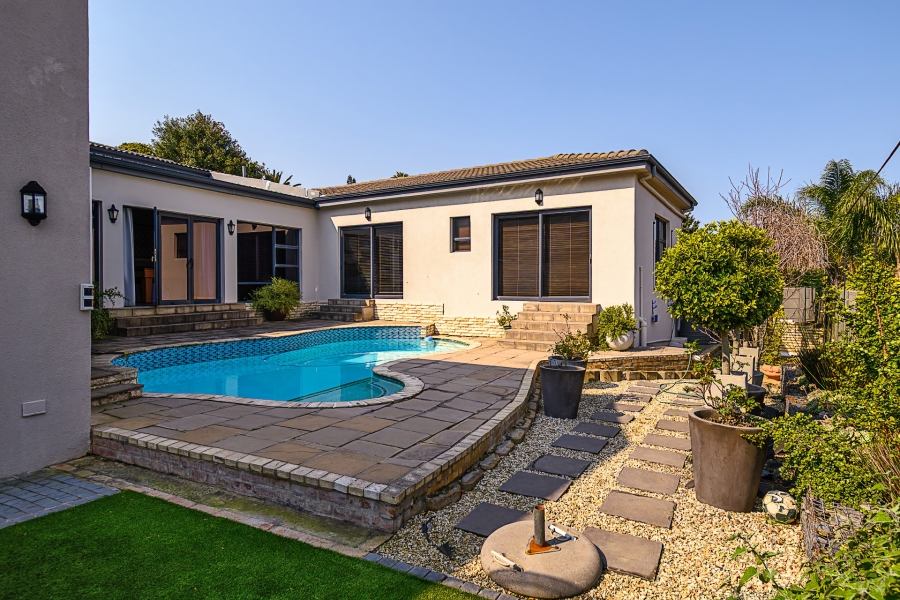 6 Bedroom Property for Sale in Kenridge Heights Western Cape